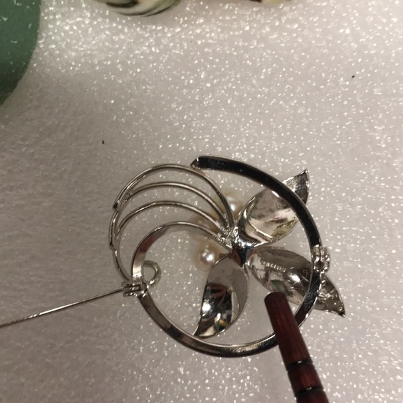 Vintage SILVER w real PEARLS STERLING SILVER brooch designer etched filagree - Picture 8 of 12